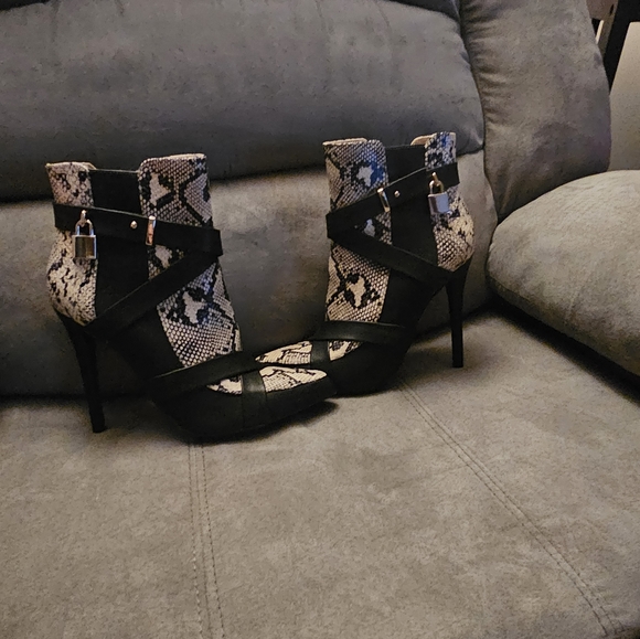 Shoe Dazzle Shoes - EVERYTHING MUST GO! NWOT / ShoeDazzle Sexy Tan & Black Snakeskin Booties / Sz 9